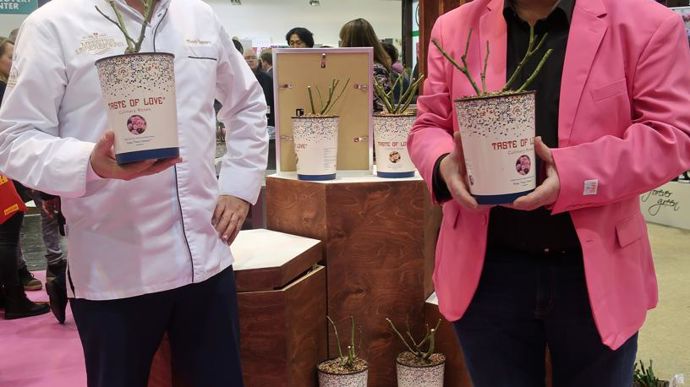 Stand rose, veste rose, des roses partout : le stand était immanquable. Ici, Peter Cox avec le champion néerlandais des glaces : Théo Clevers. ©Odile Maillard